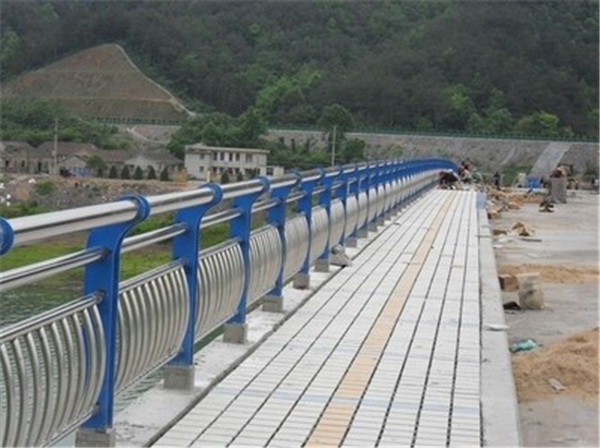 娄底不锈钢桥梁护栏的特性及其在现代建筑中的应用